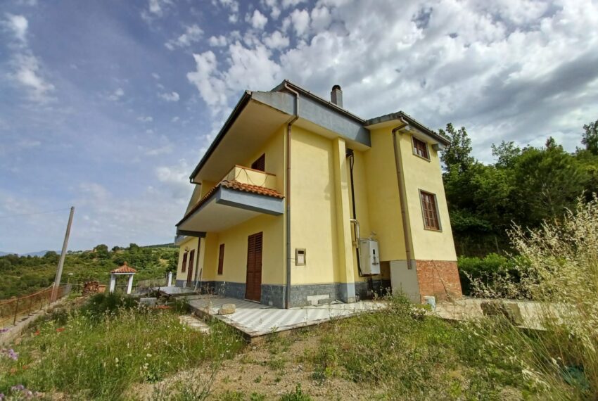 Villa in vendita a Lustra
