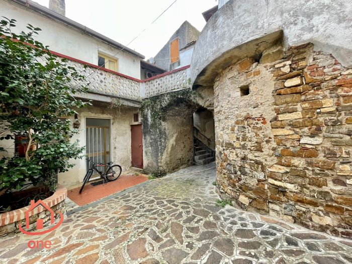 Casa-con-terrazzo-nel-centro-storico-di-Montecorice-in-vendita (10)