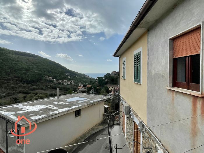 Casa-con-terrazzo-nel-centro-storico-di-Montecorice-in-vendita (12)