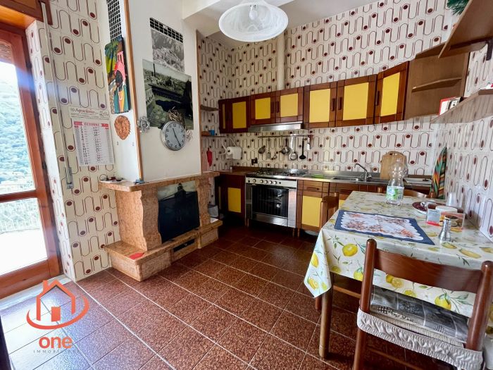 Casa-con-terrazzo-nel-centro-storico-di-Montecorice-in-vendita (14)