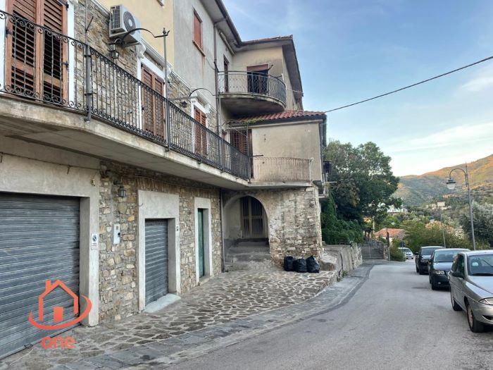 Casa-con-terrazzo-nel-centro-storico-di-Montecorice-in-vendita (3)