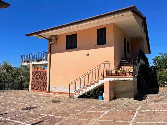 appartamento-in-vendita-con-spazio-esterno-e-piscina (1)